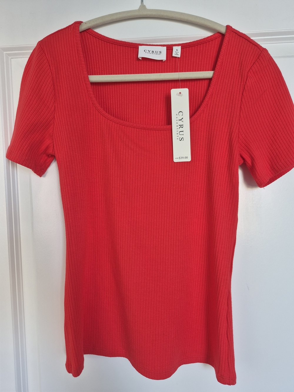 Cyrus Ribbed Scoop Neck Tee in Bright Red